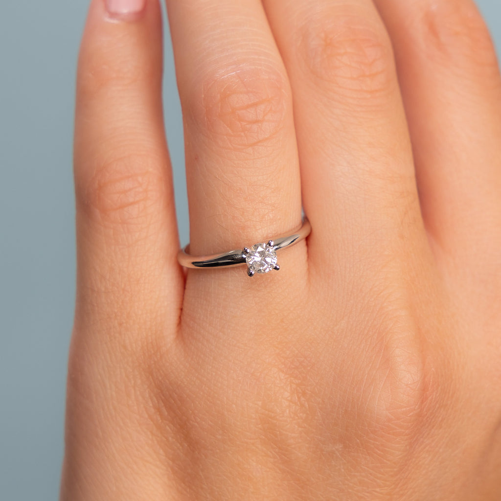 Diamond Solitaire Engagement Ring (0.10-0.30 ct.) 4-Prongs Setting in 14K Gold